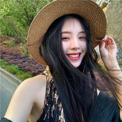 她行走于黑暗中海报